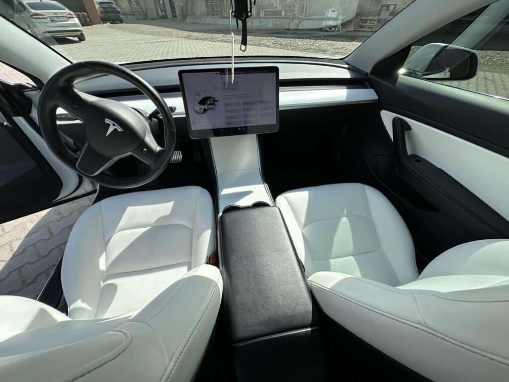 Tesla аренда такси